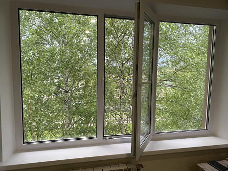 Трехстворчатое пластиковое окно в квартиру фото