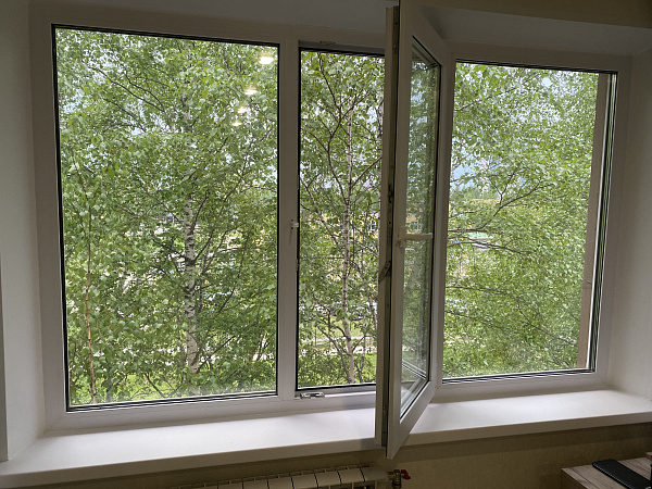 Трехстворчатое пластиковое окно в квартиру фото 1