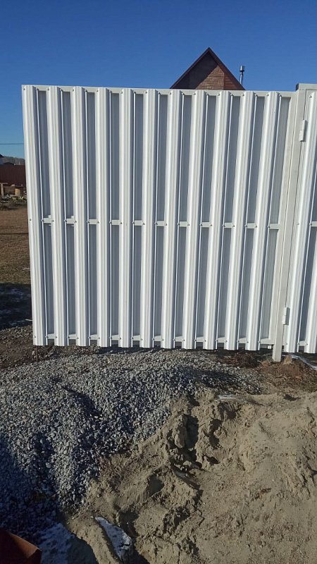 Установили забор из металлического штакетника в шахматном порядке с полимерным покрытием высотой - 2 м фото 3