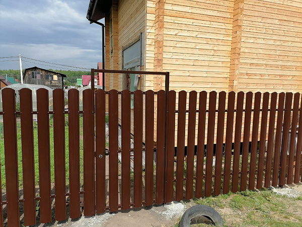 Комбинированный забор из евроштакетника и сетки рабица фото 1