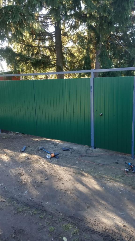 Установили забор из профнастила с полимерным покрытием высотой - 1,8 м фото