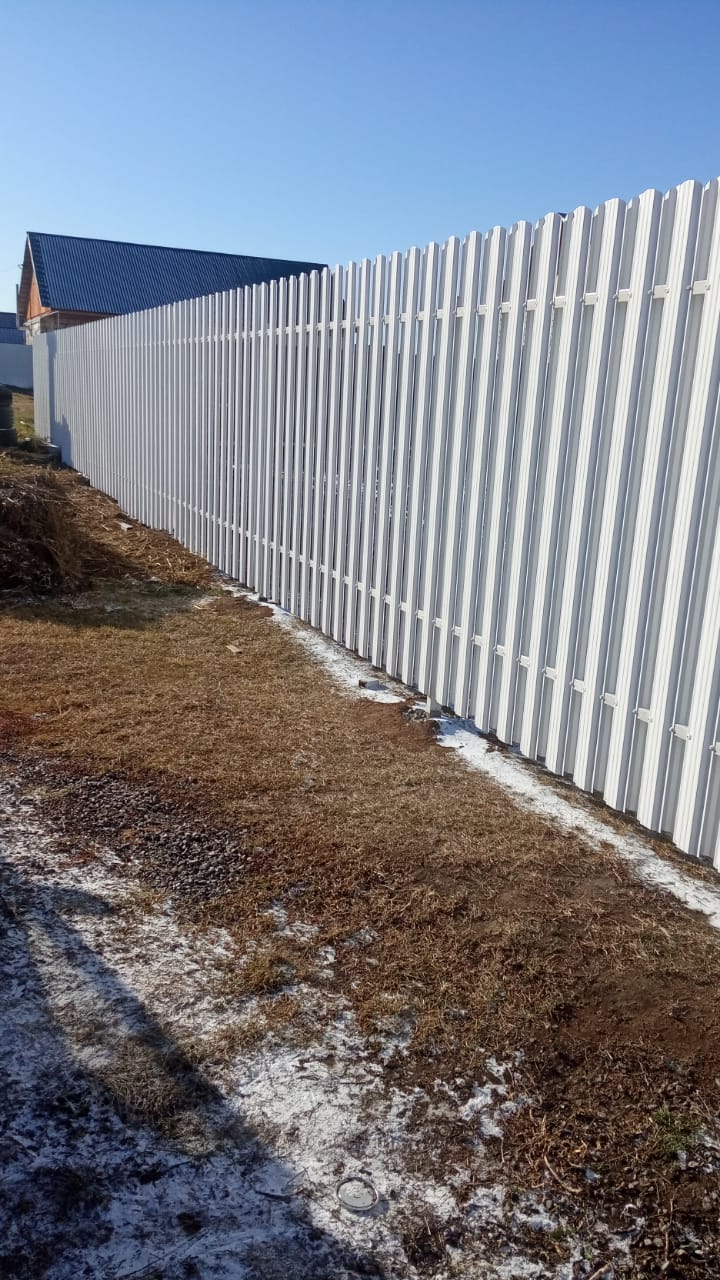 Установили забор из металлического штакетника в шахматном порядке с полимерным покрытием высотой - 2 м фото