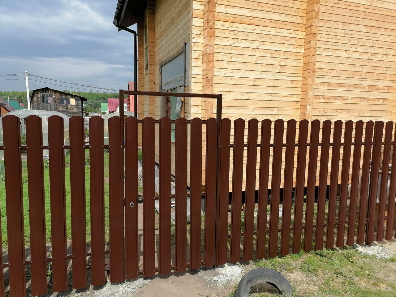 Комбинированный забор из евроштакетника и сетки рабица фото
